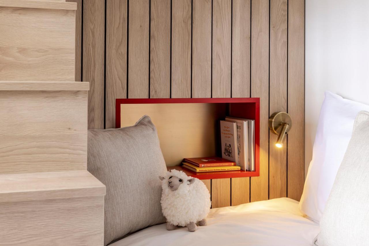 Virgin Hotels Единбург Екстер'єр фото A white Bichon Frise
