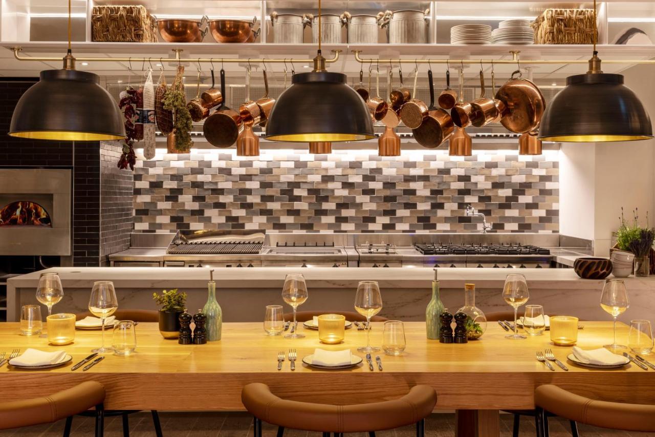 Virgin Hotels Единбург Екстер'єр фото The open kitchen at The Ivy Temple Row
