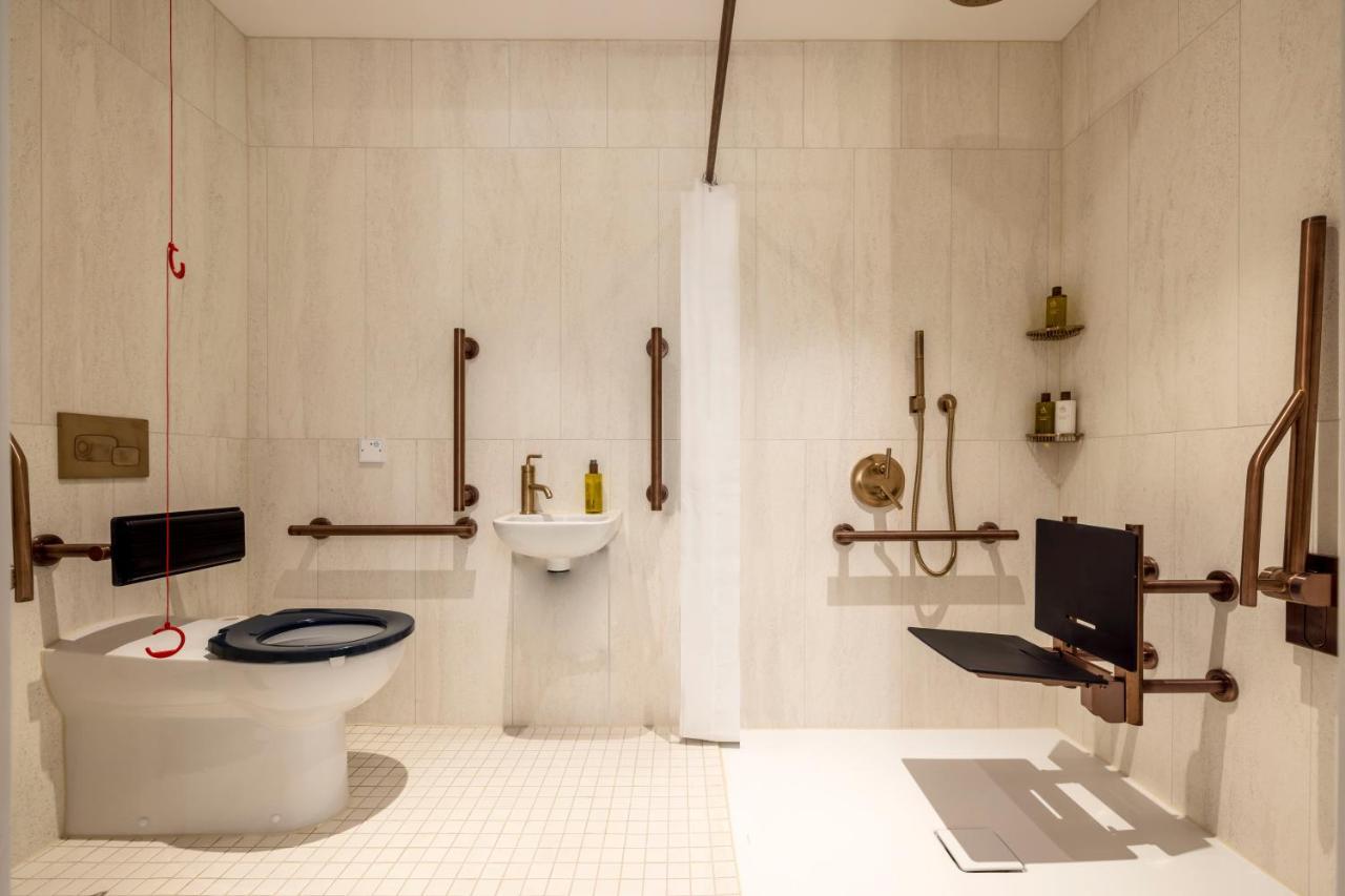 Virgin Hotels Единбург Екстер'єр фото Disabled toilet with shower
