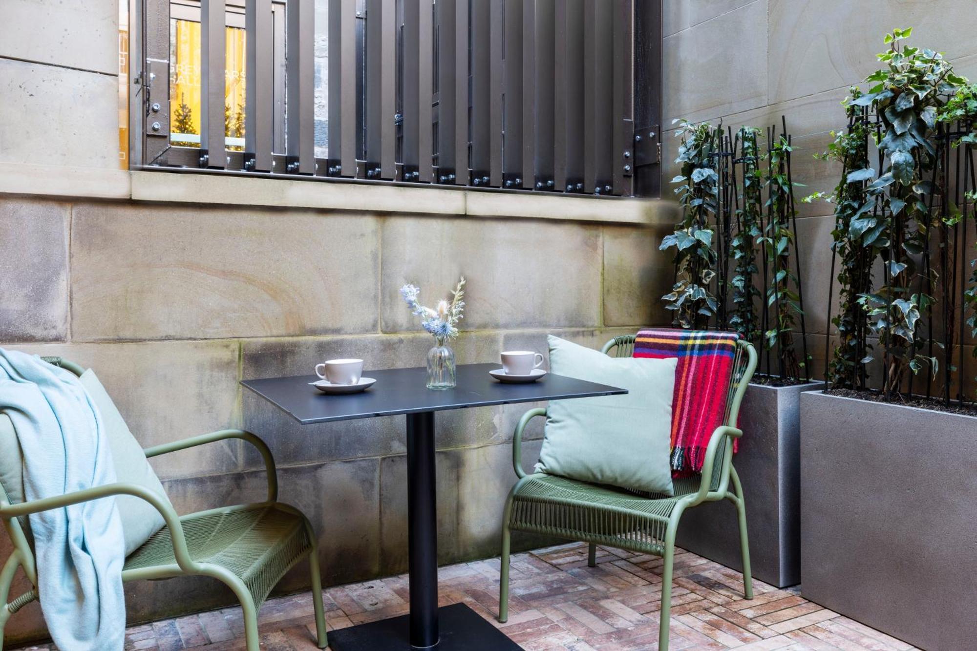 Virgin Hotels Единбург Екстер'єр фото The courtyard at the hotel